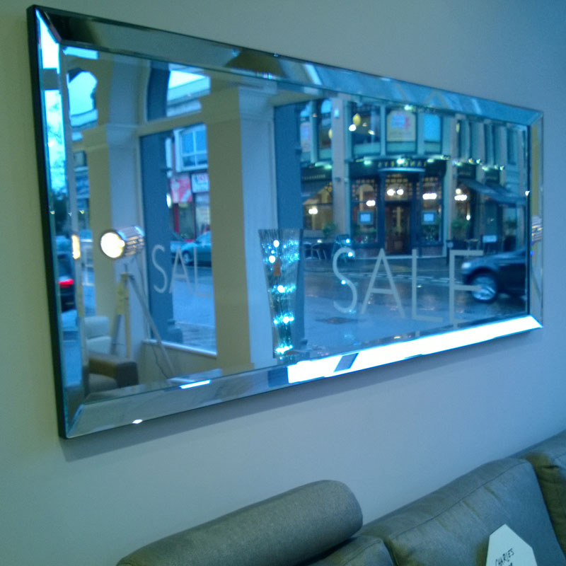 Luna leaner mirror display