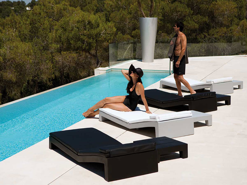 Jut Outdoor Lounger
