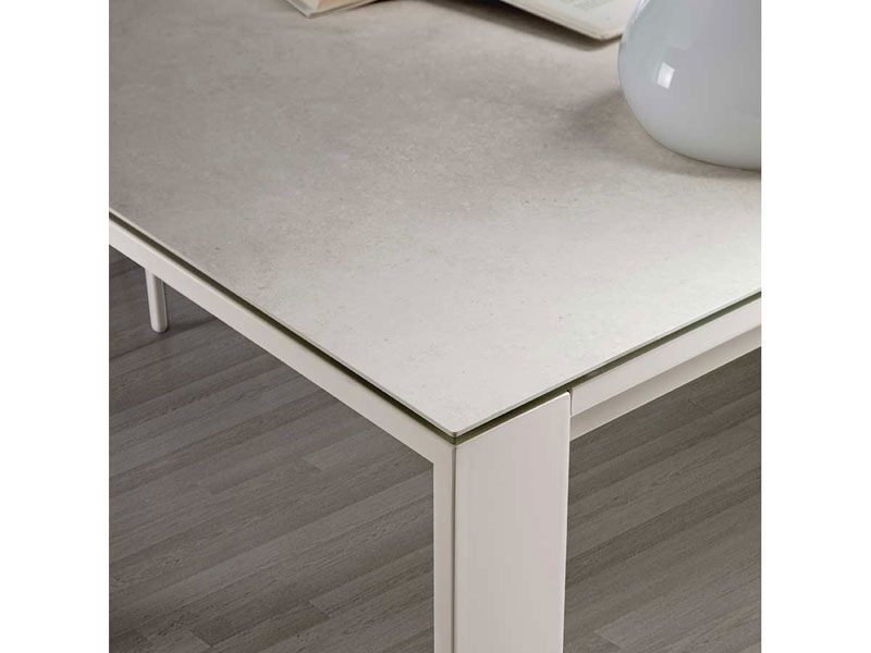 Cosmopolitan dining table