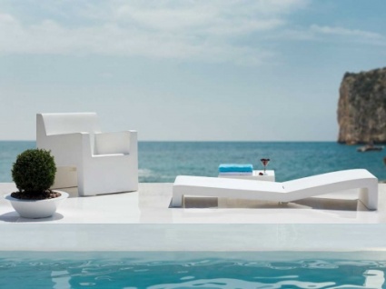 Jut Outdoor Lounger