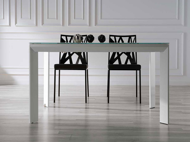 Urban glass dining table